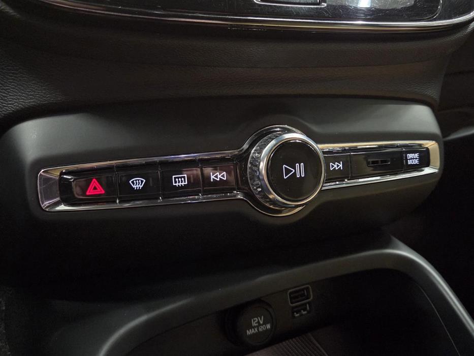 VOLVO XC40 2021