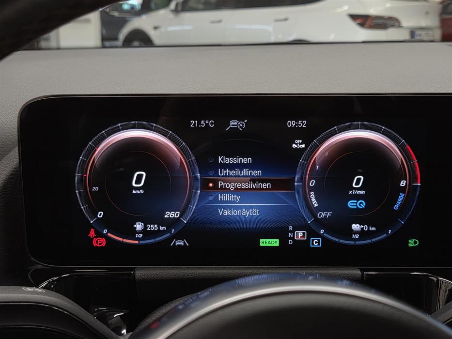 MERCEDES-BENZ GLA 2023