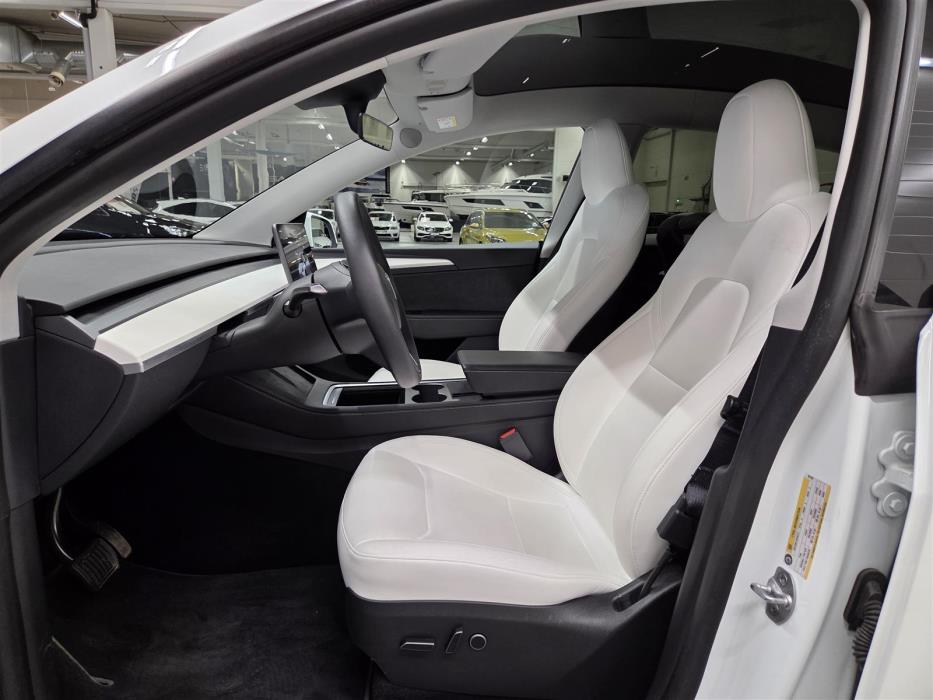 TESLA Model Y 2024