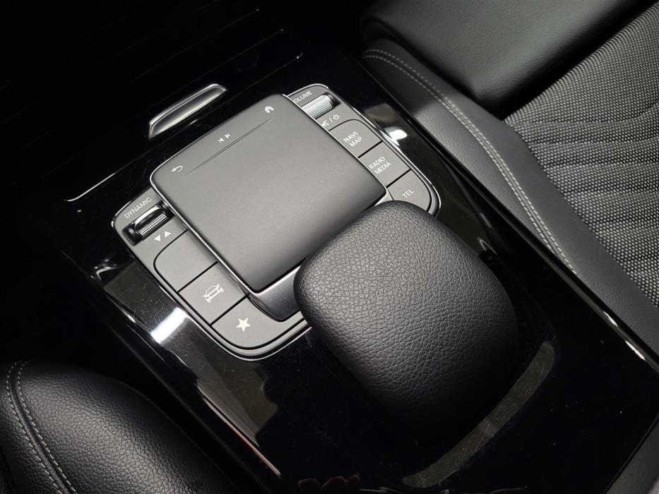 MERCEDES-BENZ A 2021