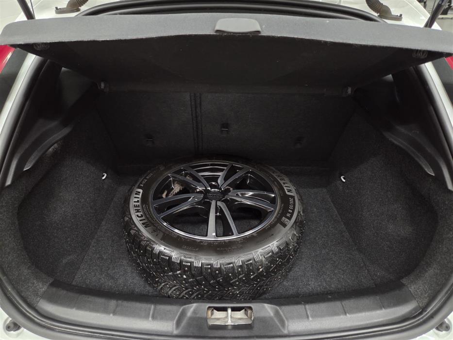 VOLVO V40 2018