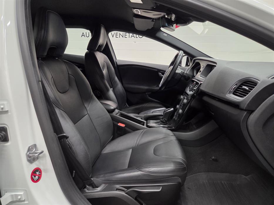VOLVO V40 2018
