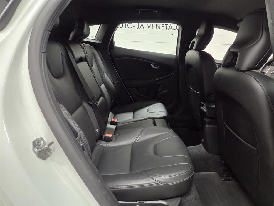 VOLVO V40 2018