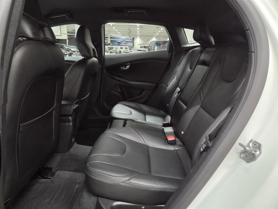 VOLVO V40 2018