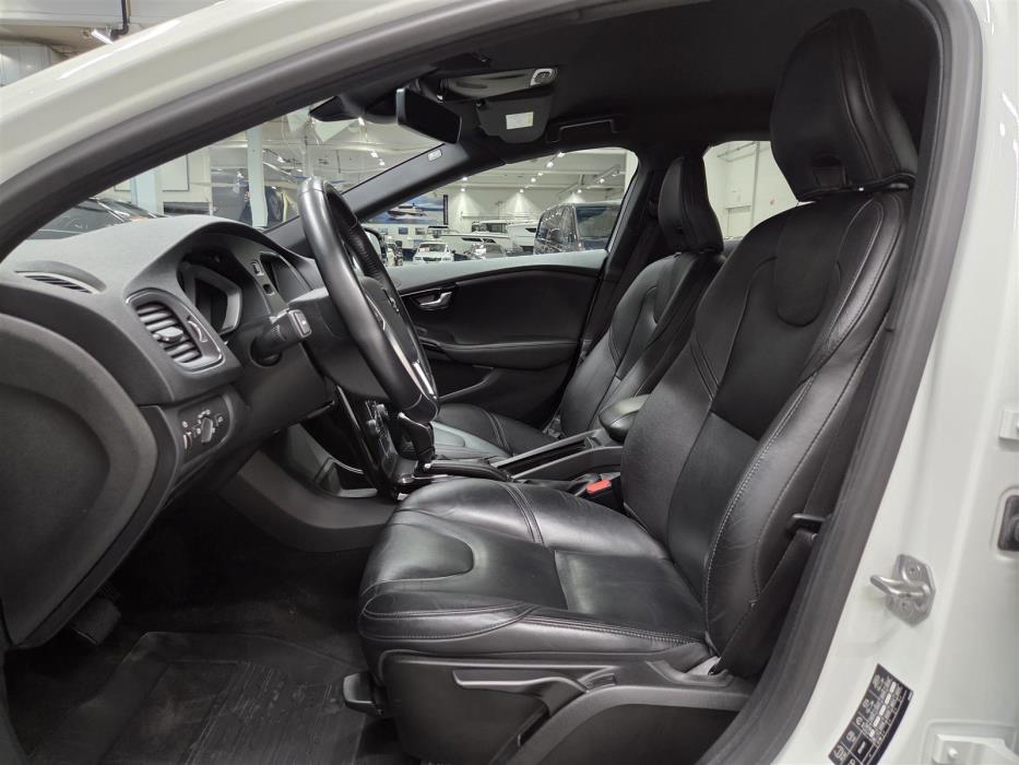 VOLVO V40 2018