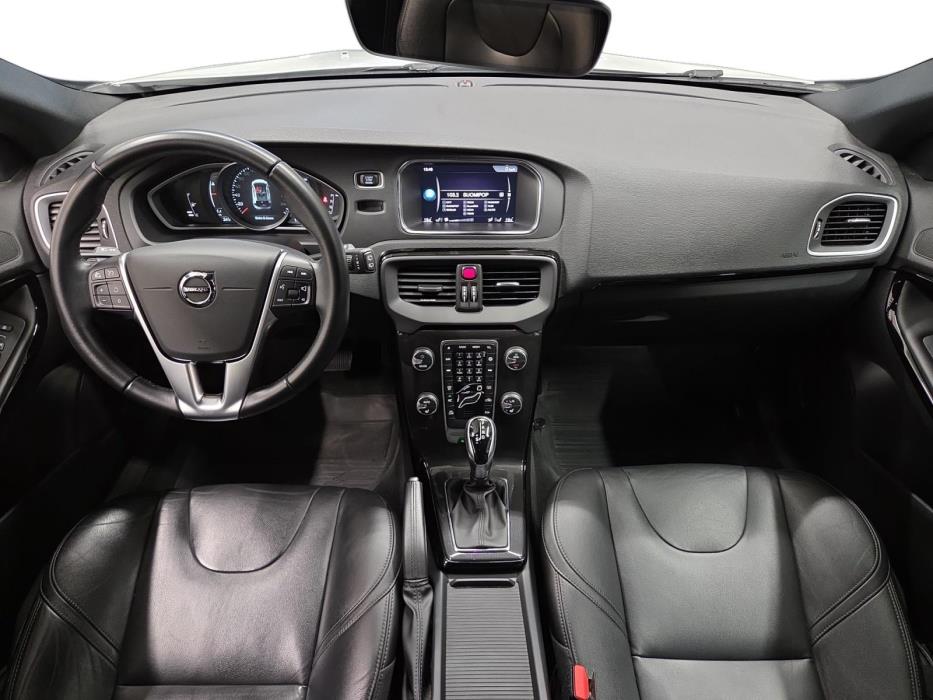 VOLVO V40 2018