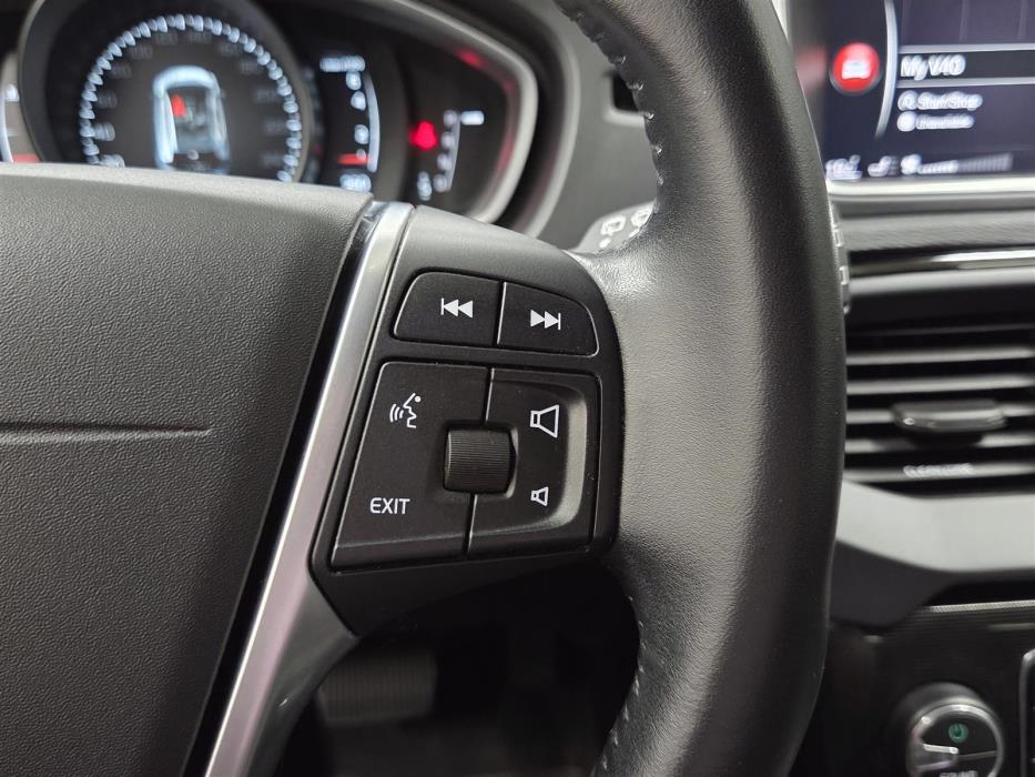 VOLVO V40 2018