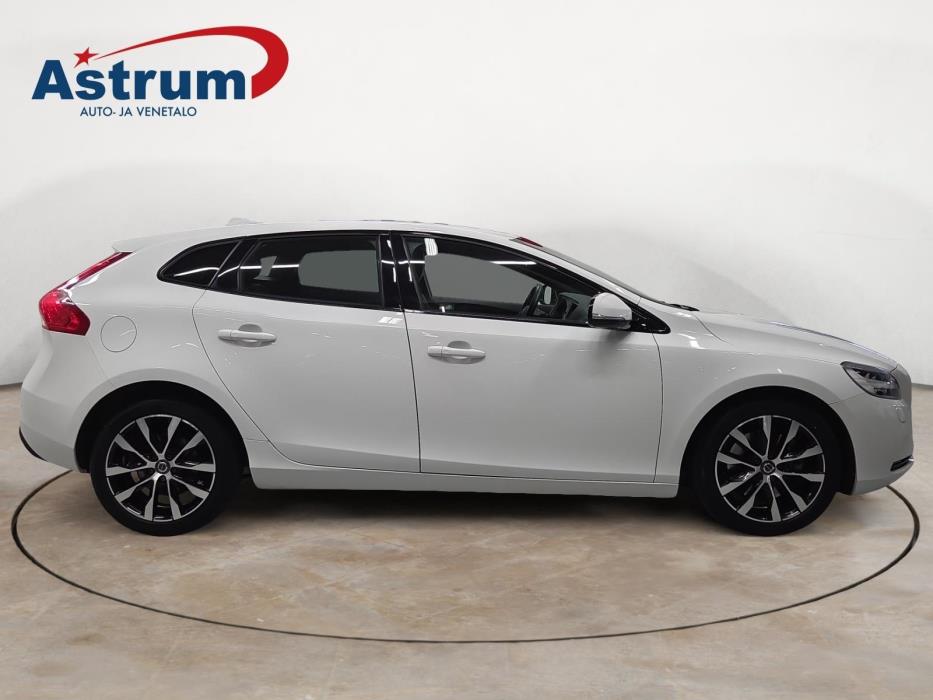 VOLVO V40 2018