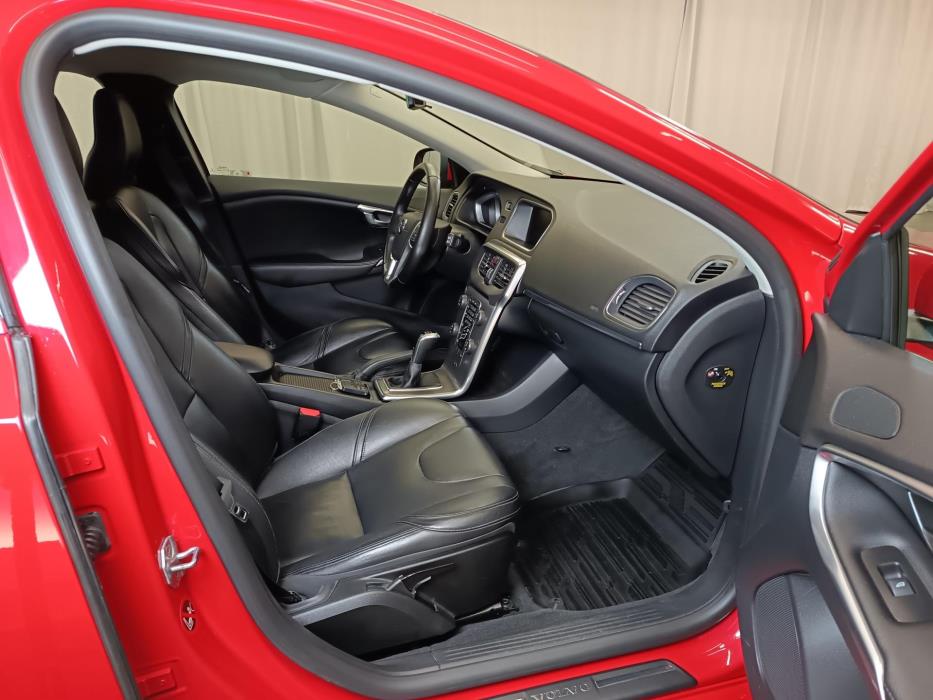 VOLVO V40 2016