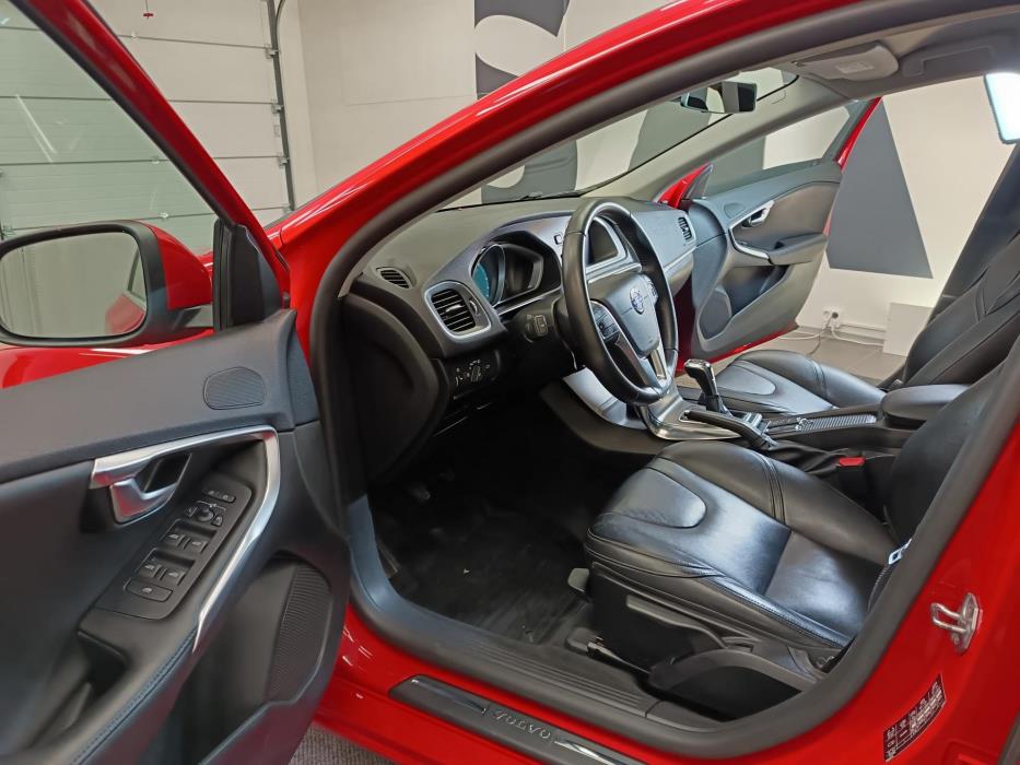 VOLVO V40 2016