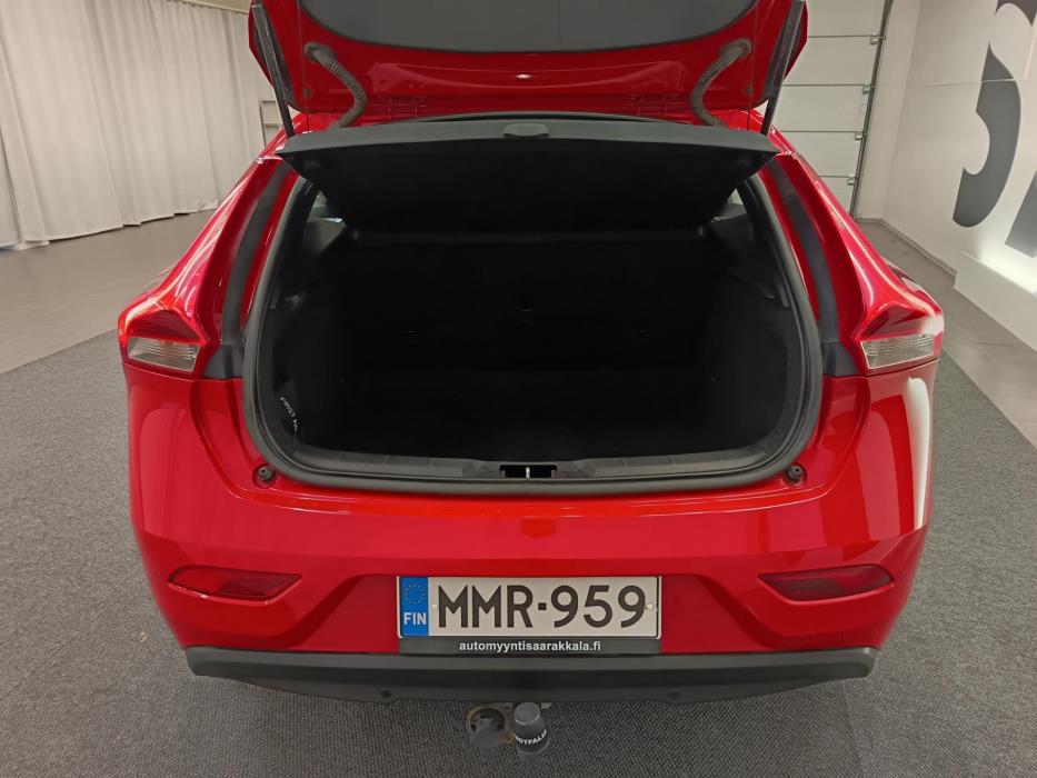 VOLVO V40 2016