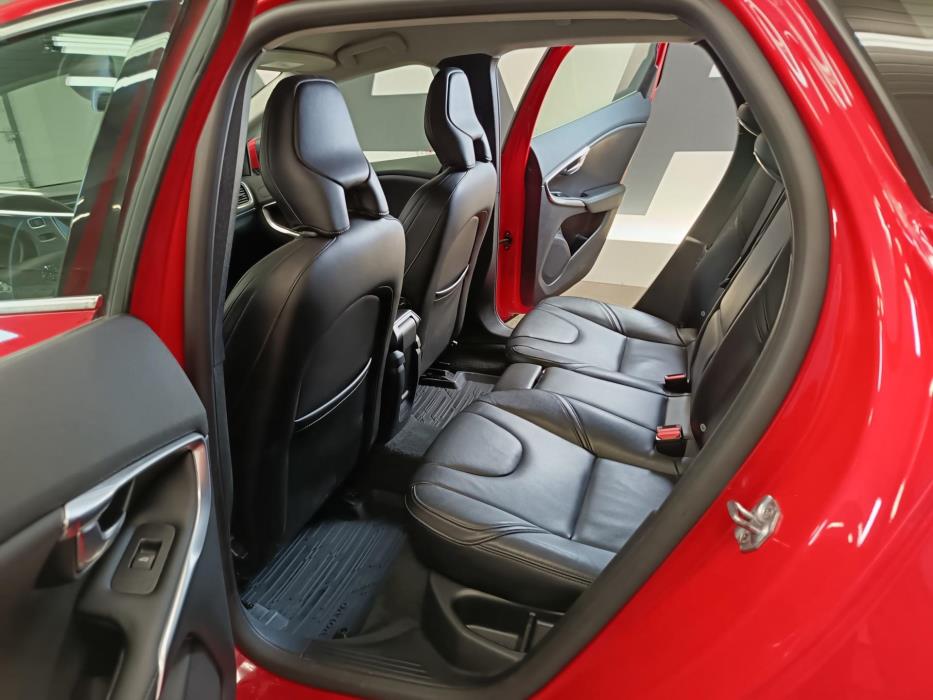 VOLVO V40 2016