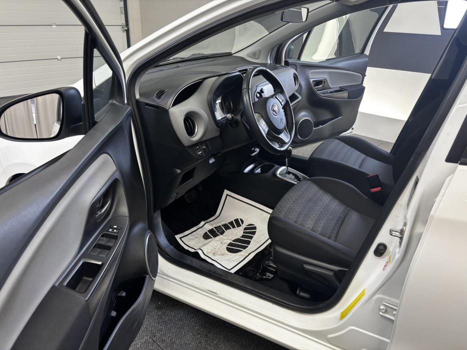 TOYOTA Yaris 2016