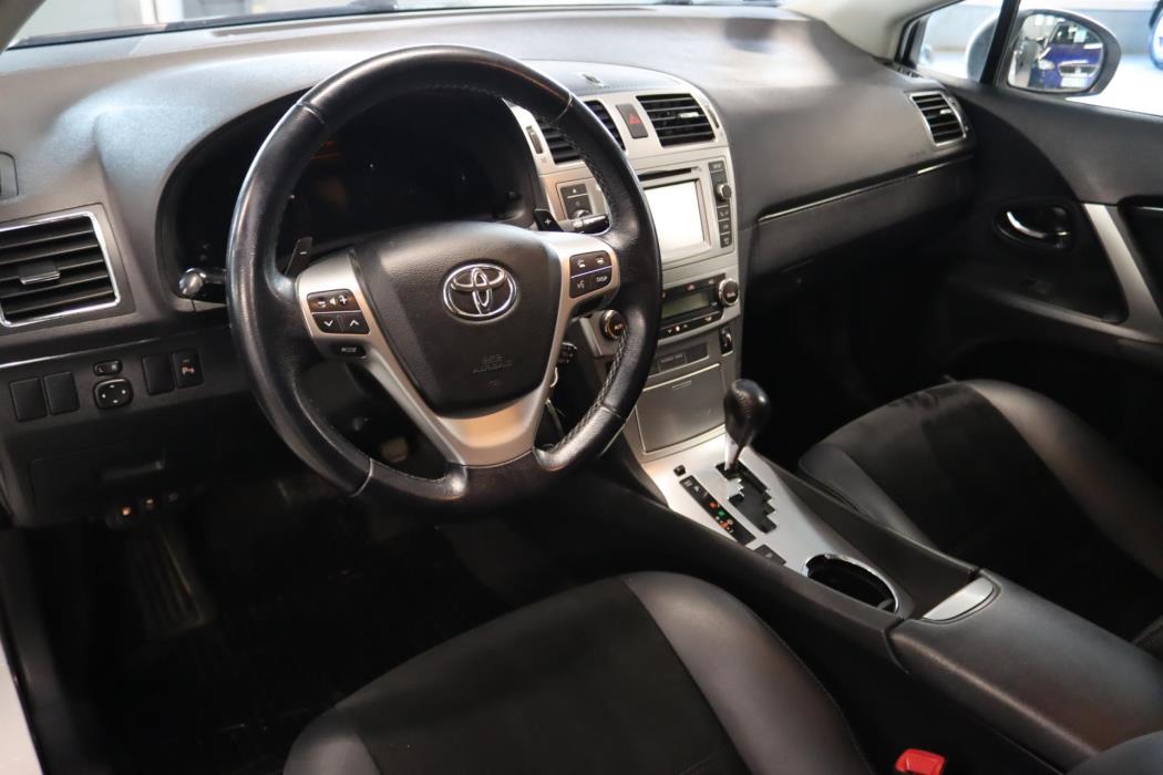 TOYOTA Avensis 2015
