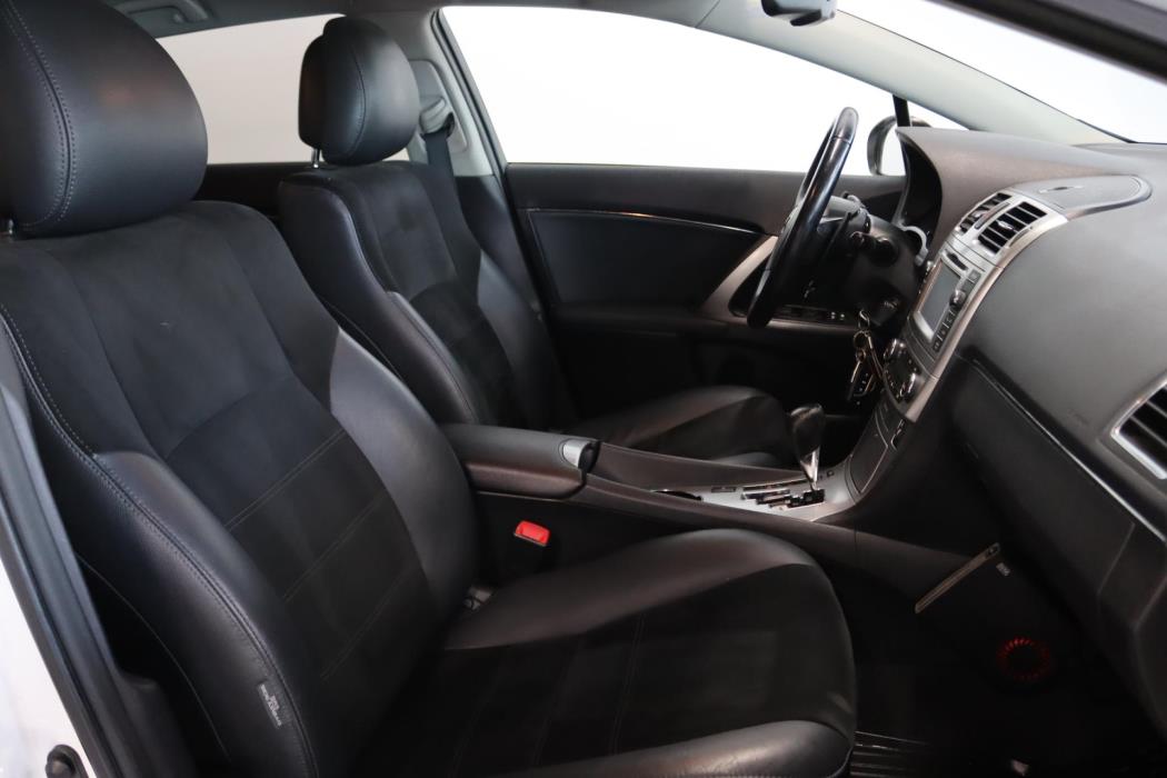 TOYOTA Avensis 2015