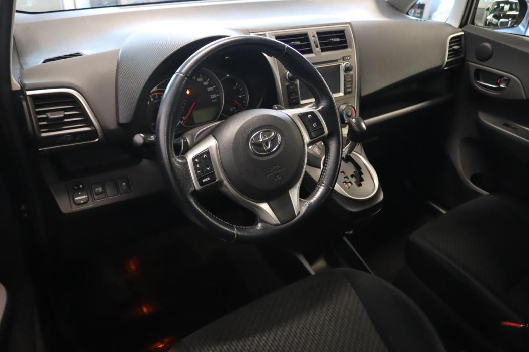 TOYOTA Verso-S 2013