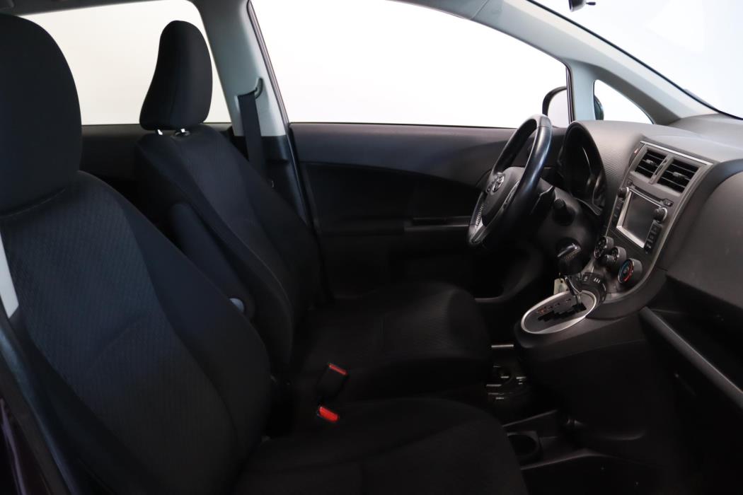 TOYOTA Verso-S 2013