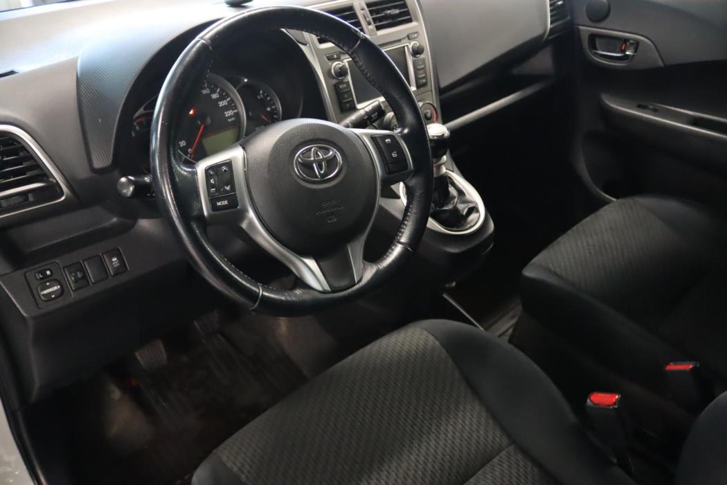 TOYOTA Verso-S 2012