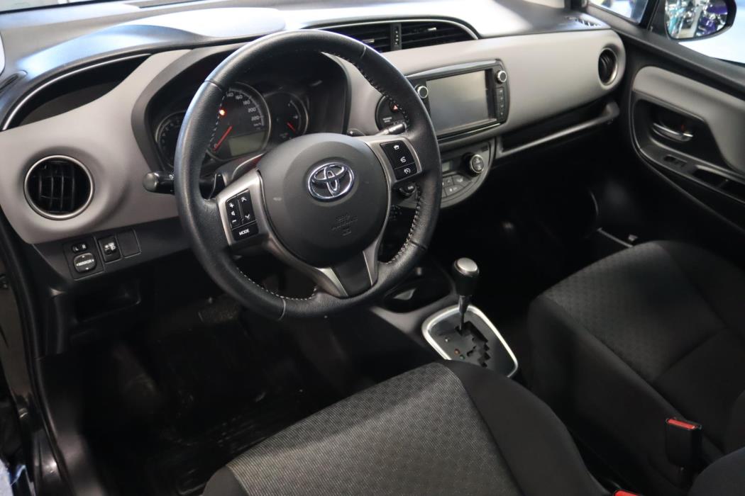 TOYOTA Yaris 2015