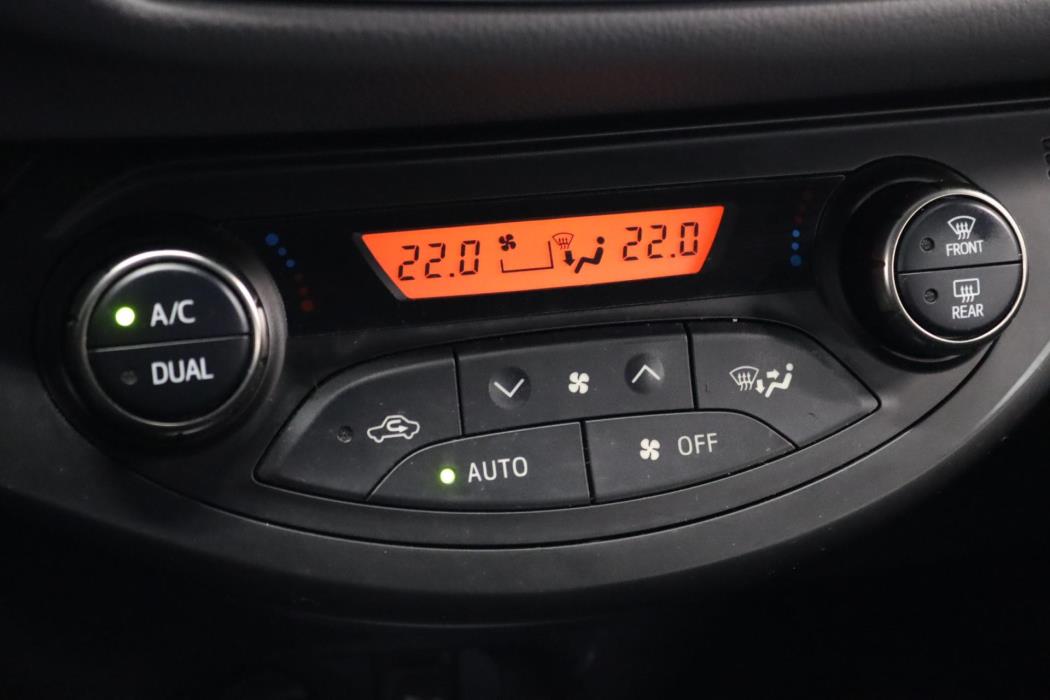 TOYOTA Yaris 2015