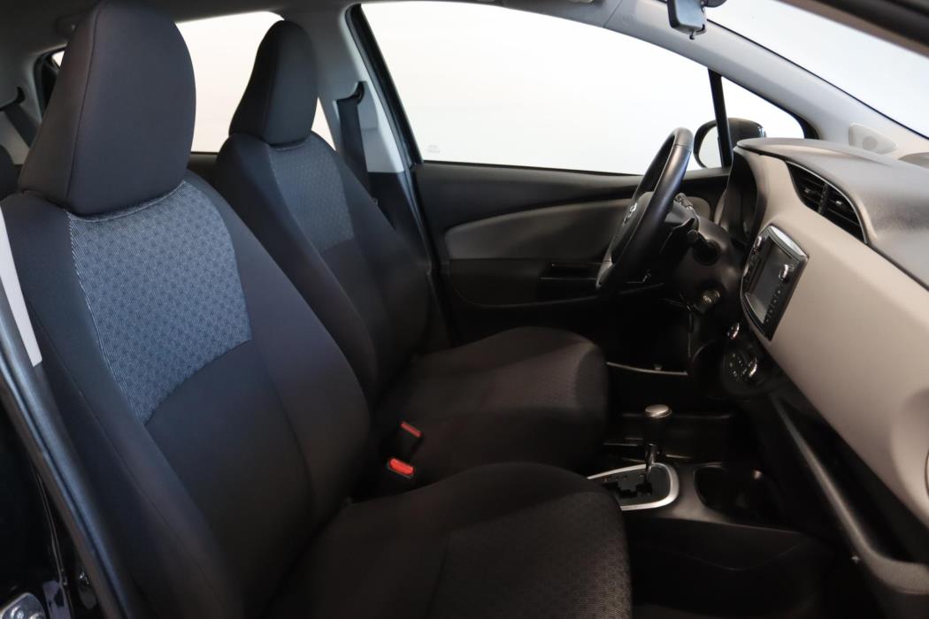 TOYOTA Yaris 2015