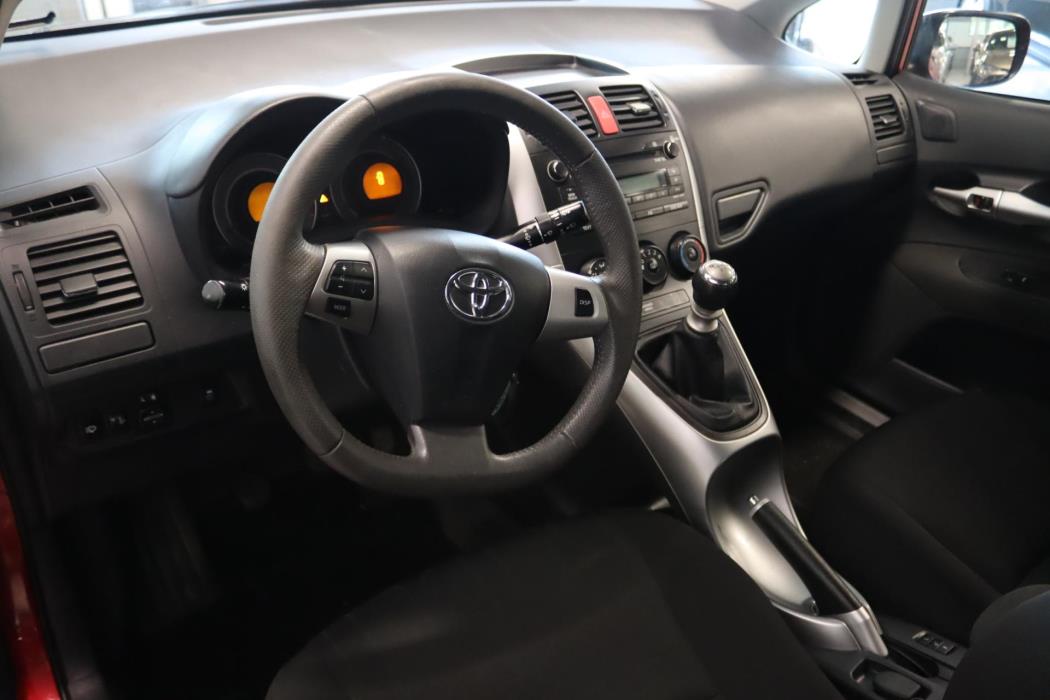 TOYOTA Auris 2011