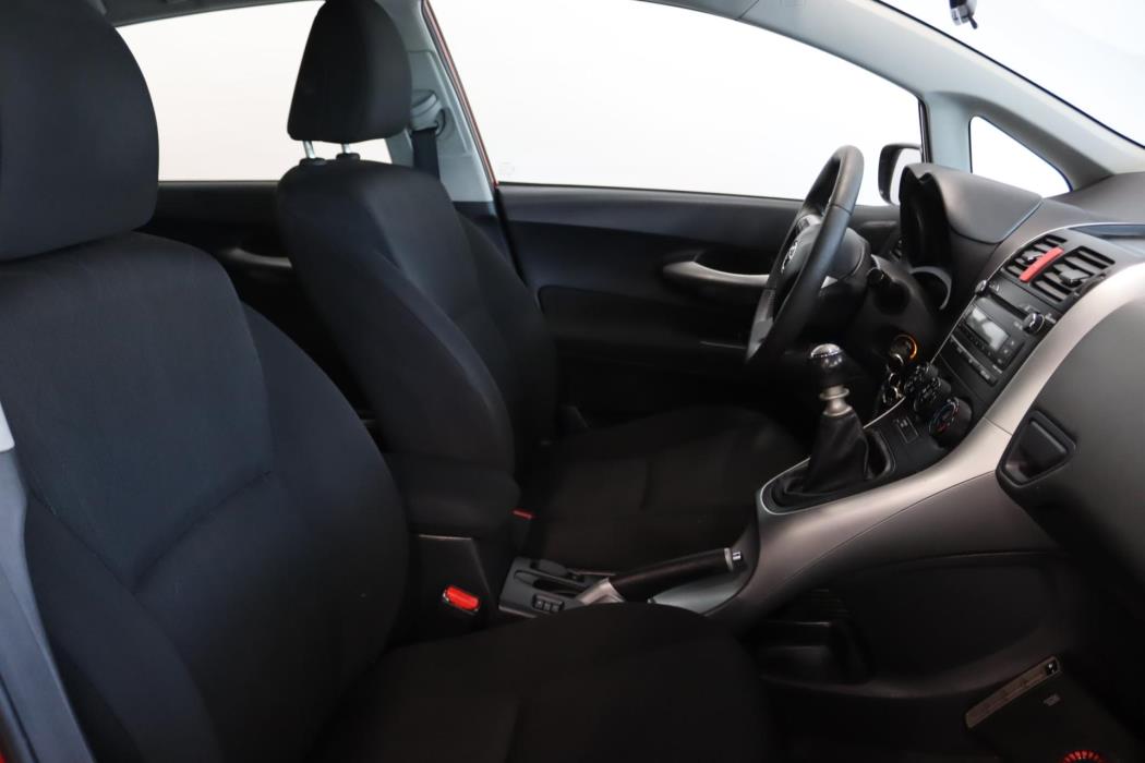 TOYOTA Auris 2011