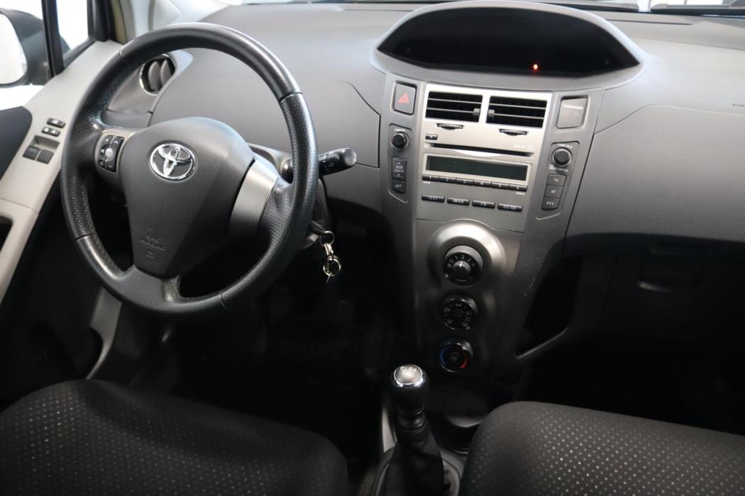 TOYOTA Yaris 2011