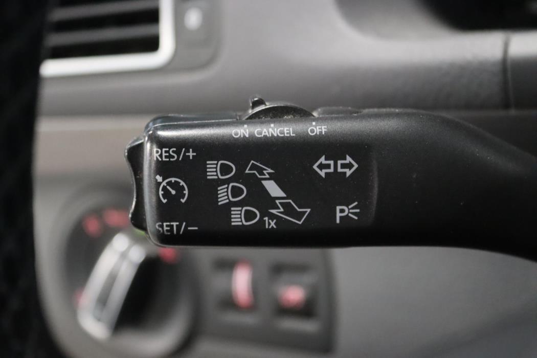 VOLKSWAGEN Touran 2011