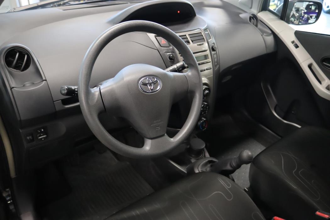 TOYOTA Yaris 2010