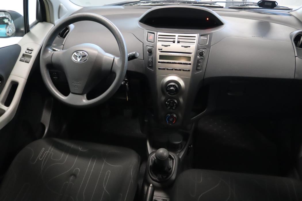 TOYOTA Yaris 2010