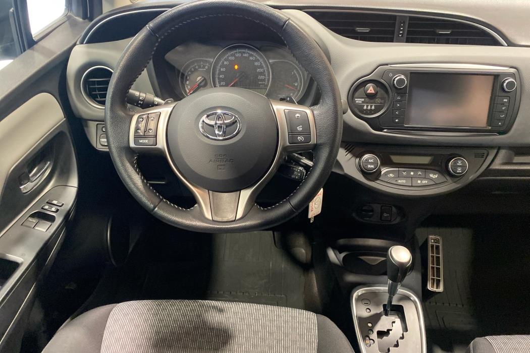 TOYOTA Yaris 2015