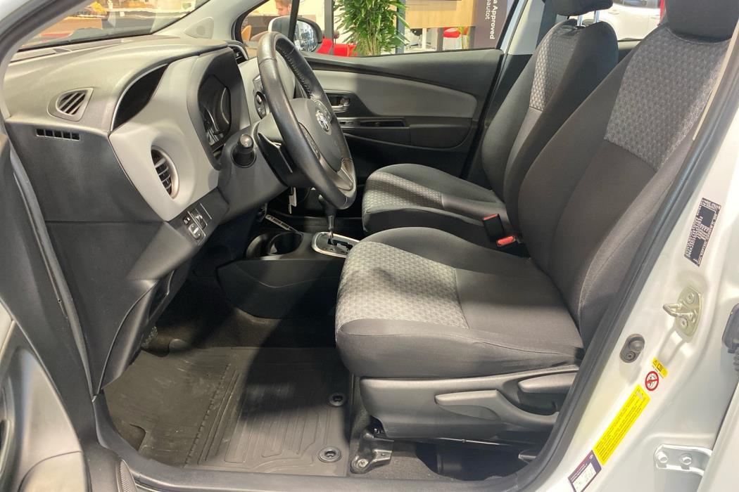 TOYOTA Yaris 2015