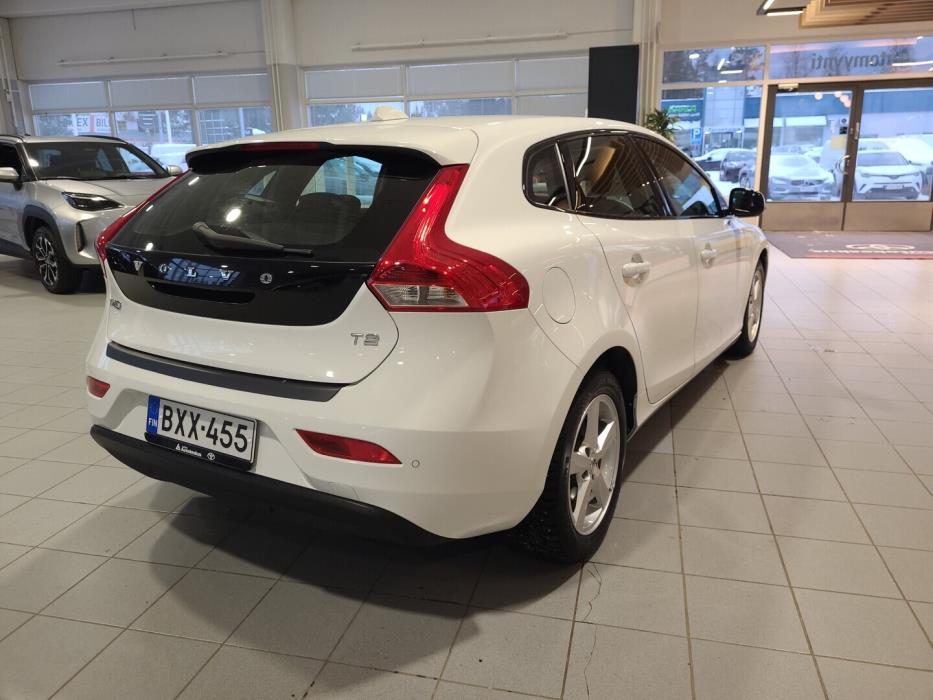 VOLVO V40 2019