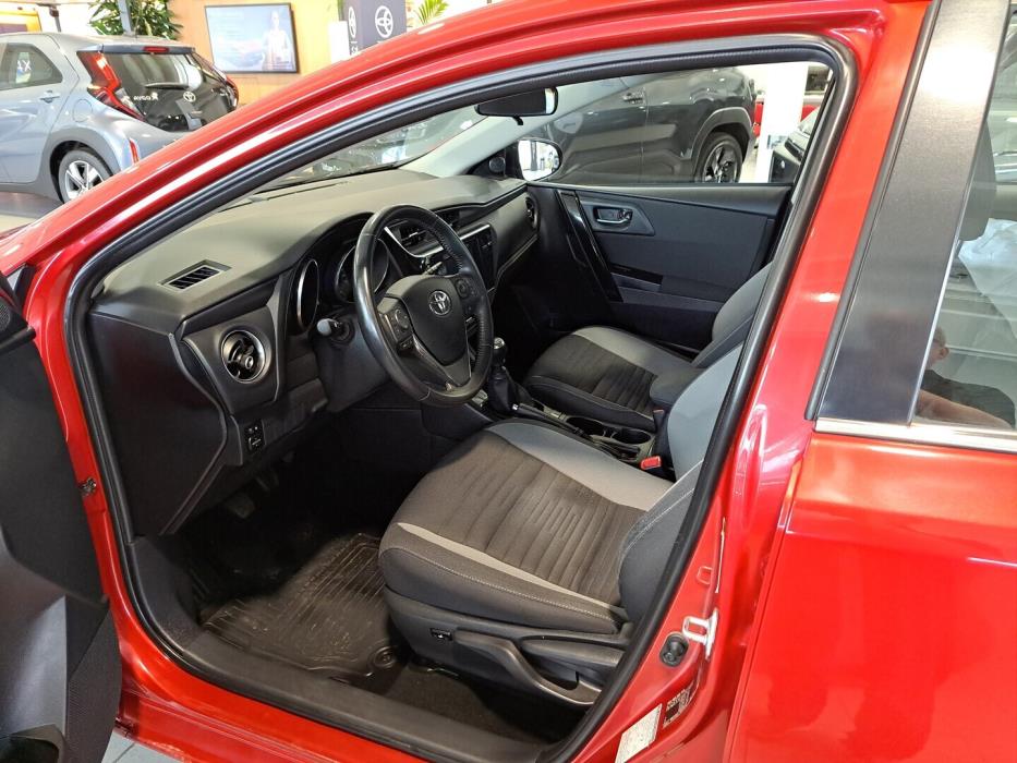 TOYOTA Auris 2016