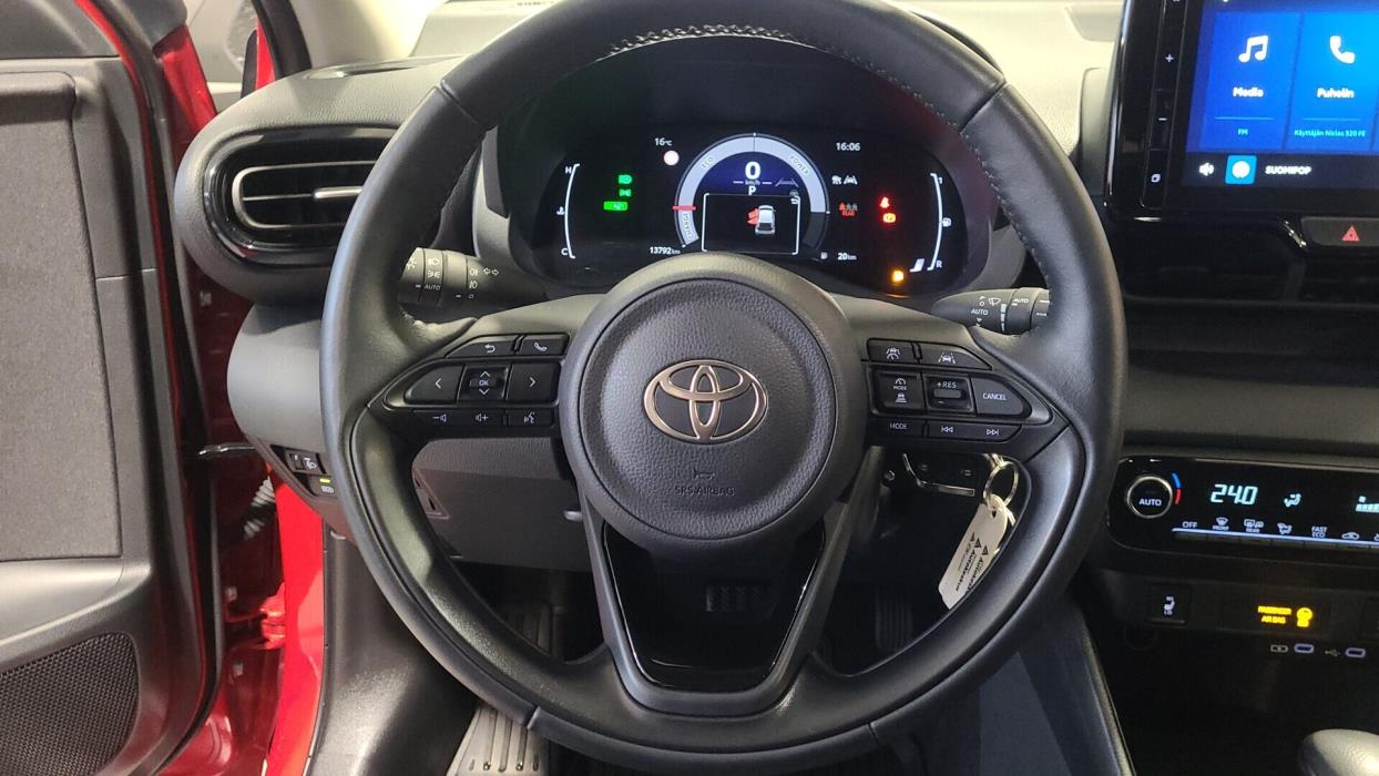 TOYOTA YARIS 2024