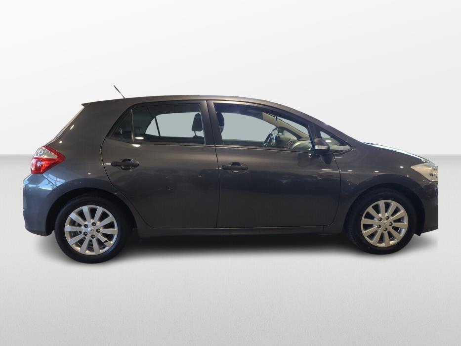 TOYOTA Auris 2011