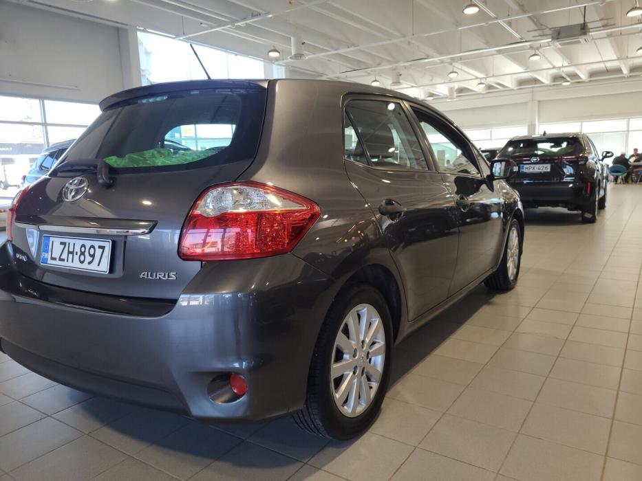 TOYOTA Auris 2011