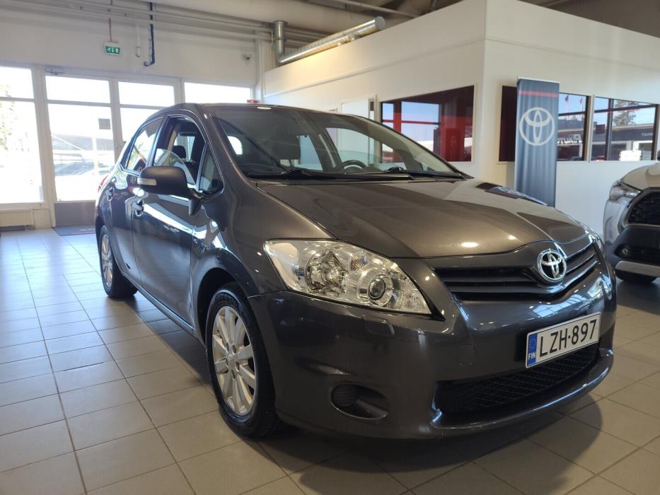 TOYOTA Auris 2011