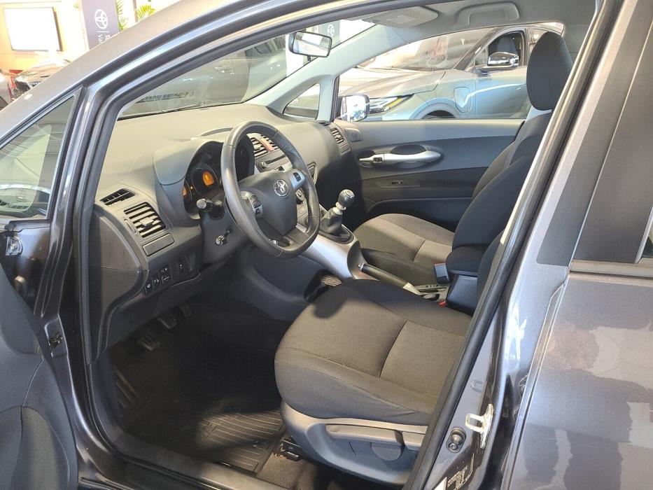 TOYOTA Auris 2011