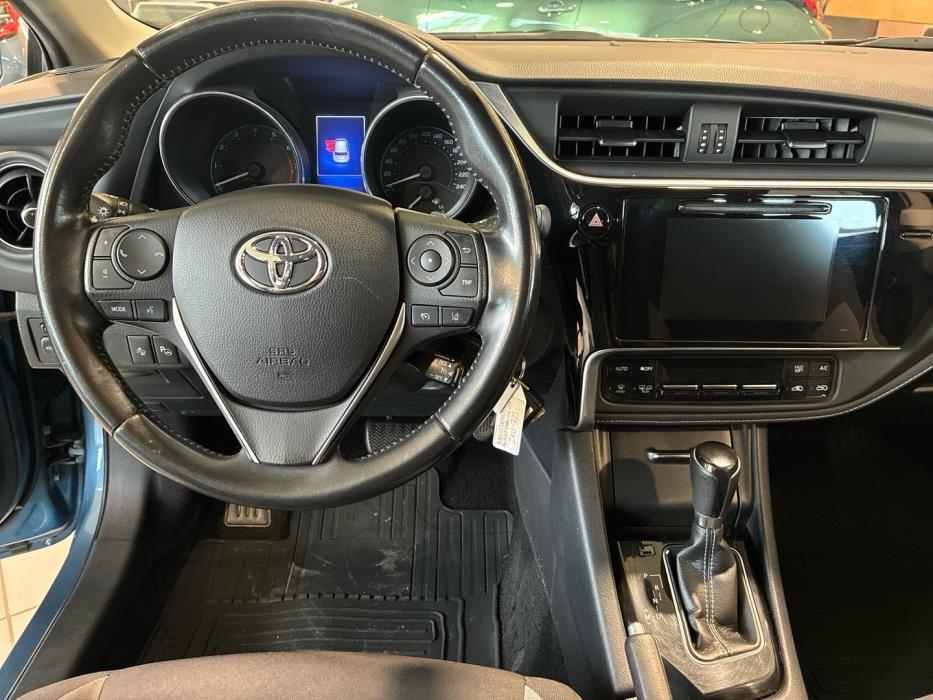 TOYOTA Auris 2015