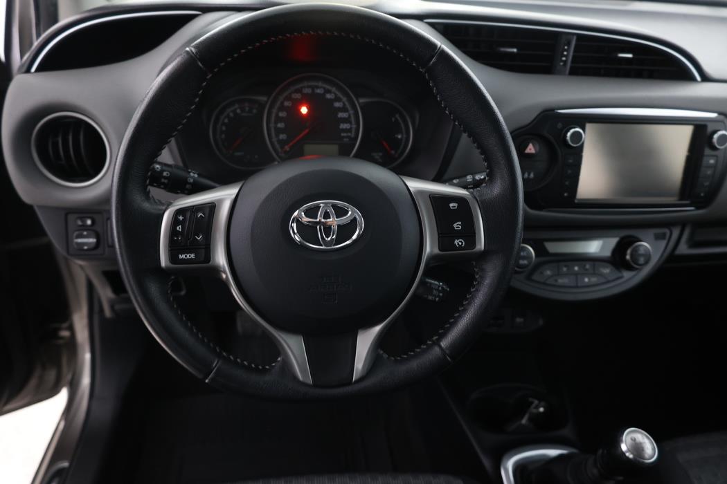 TOYOTA Yaris 2016