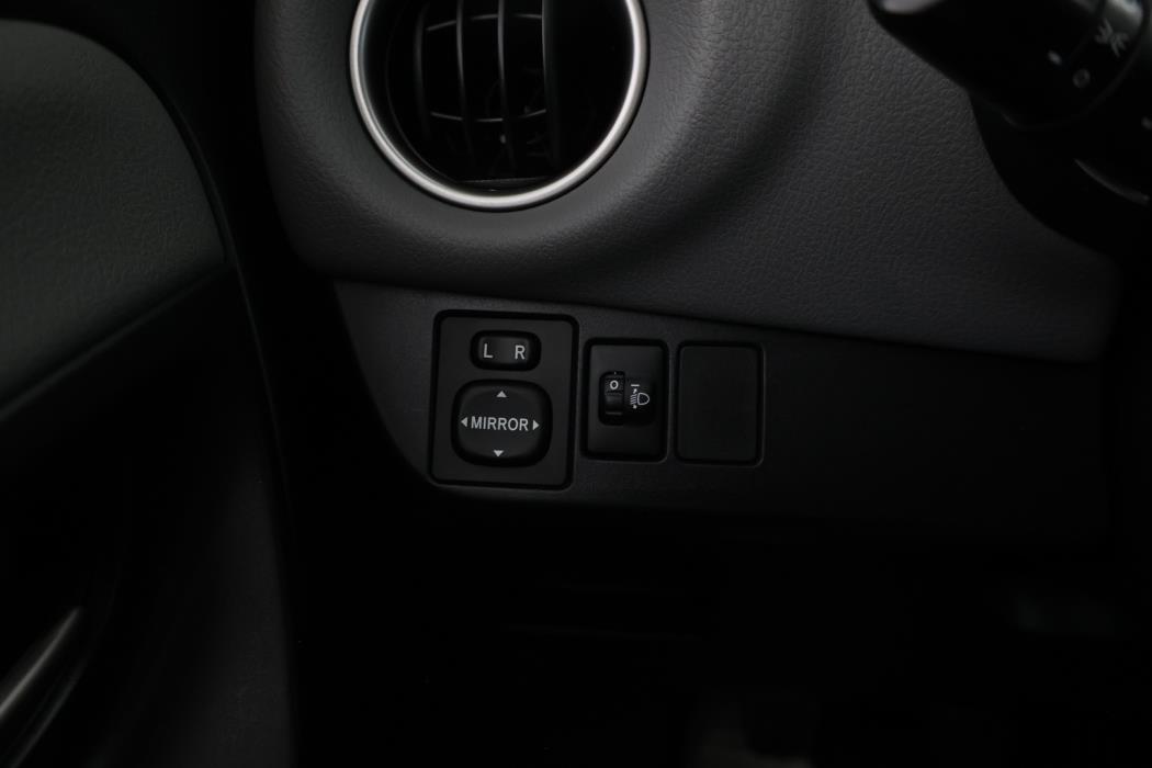 TOYOTA Yaris 2016