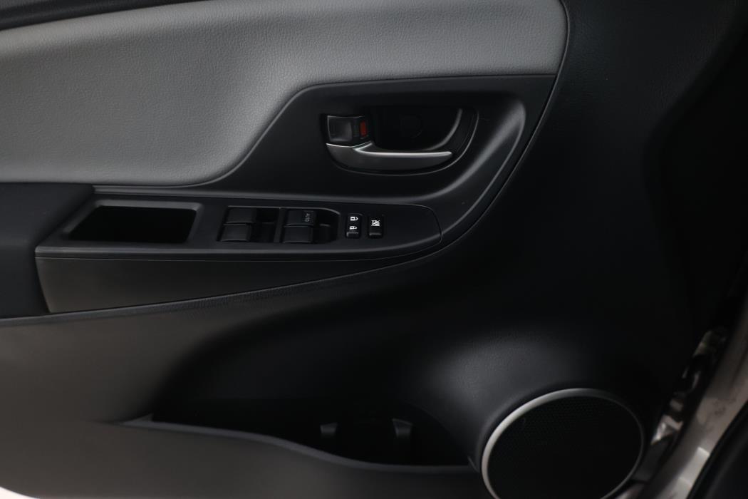 TOYOTA Yaris 2016