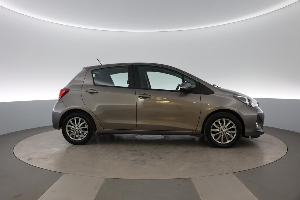 TOYOTA Yaris 2016