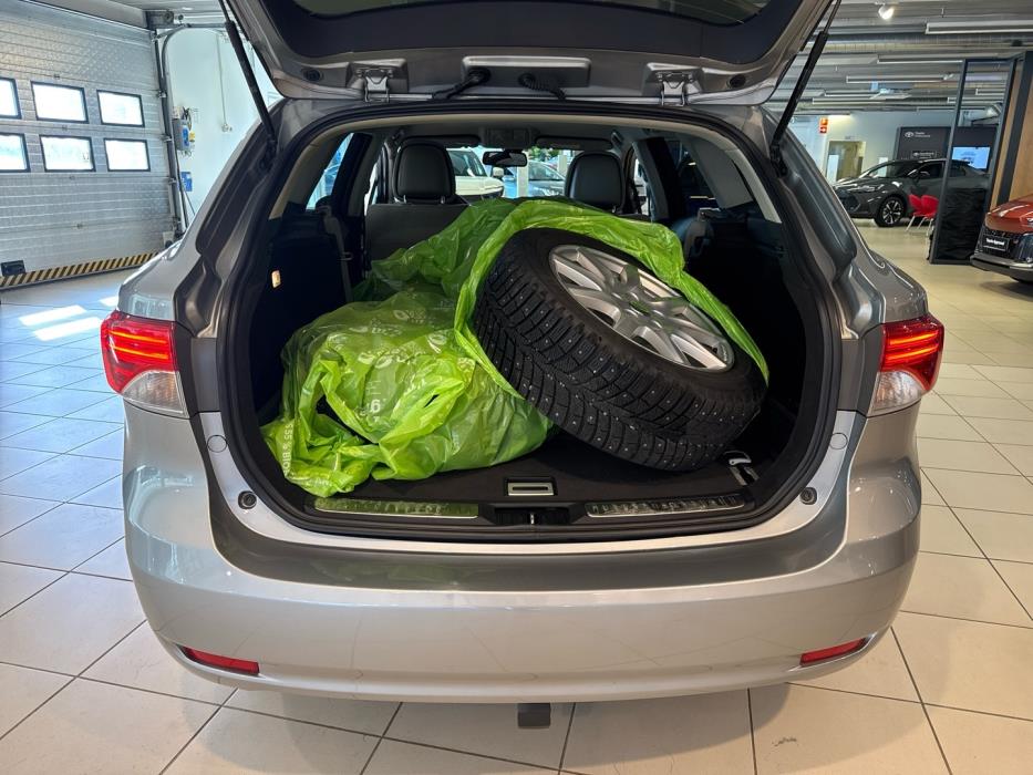 TOYOTA Avensis 2012