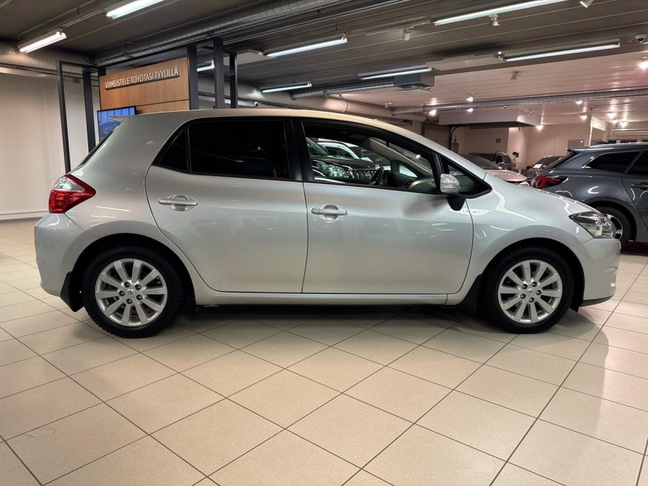 TOYOTA Auris 2012