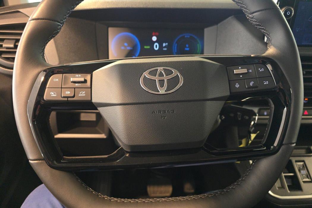 TOYOTA PROACE 2025