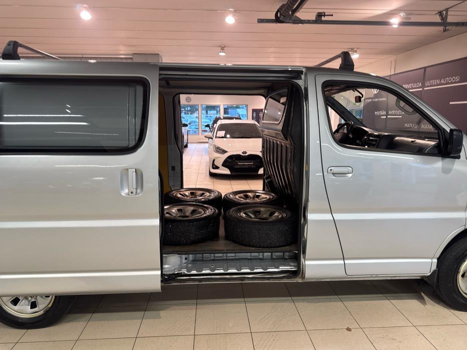 TOYOTA Hiace 2010