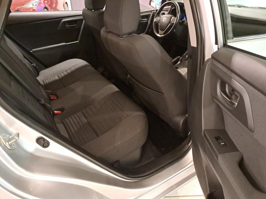 TOYOTA Auris 2015